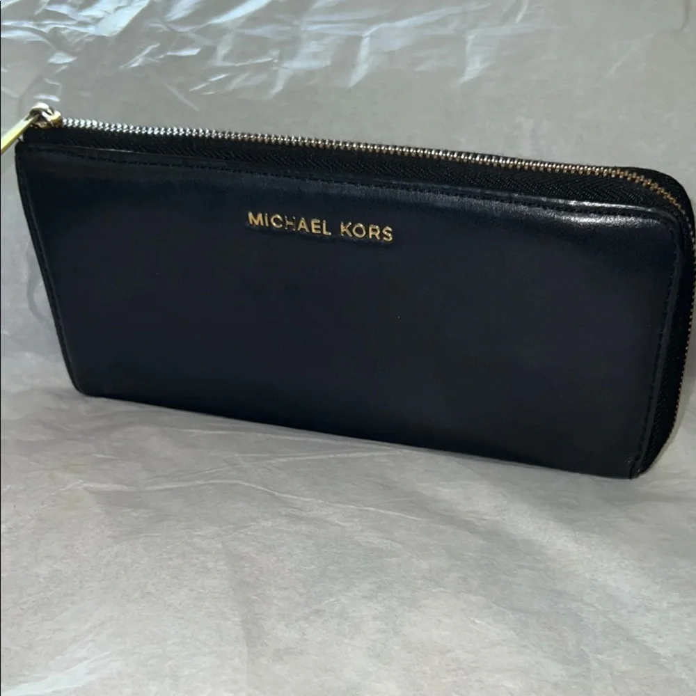 Michael Kors Jet Set Travel wallet with  gold-tone logo plaque